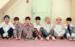 BTS เดสก์ท็อปทำสัญลักษณ์หัวใจหน้าประตู — บีทีเอส เดสก์ท็อป วอลเปเปอร์