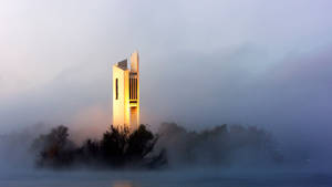 วอลเปเปอร์ Canberra National Carillon ในหมอกหนา — รุ่งอรุณ วอลเปเปอร์