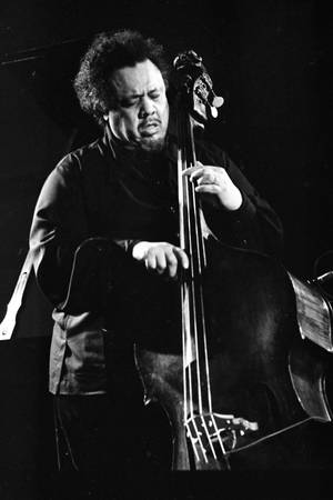 Charles Mingus เล่นกีตาร์เบสอย่างมีจิตวิญญาณ — หัวเว่ย เมทแพด เอดจ์ วอลเปเปอร์