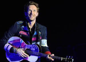 วอลเปเปอร์ Chris Martin พื้นหลังดำ — ทรูแบล็ค วอลเปเปอร์