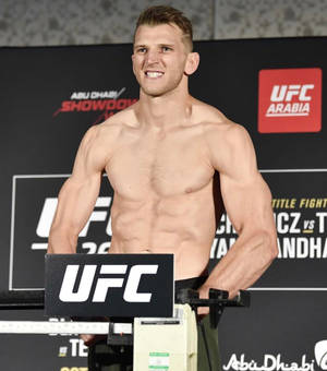 Dan Hooker ยิ้มบนตาชั่ง — Honor Magic V วอลเปเปอร์