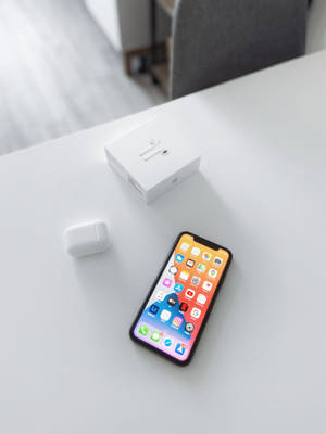 iPhone 11 เรียบลื่นและมีสไตล์ในปฏิบัติการ — iPhone 14 วอลเปเปอร์