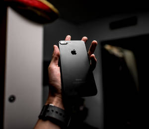 ภาพถ่ายโฟกัสตื้นของ iPhone 7 Plus สีดำ — iPhone 8 วอลเปเปอร์