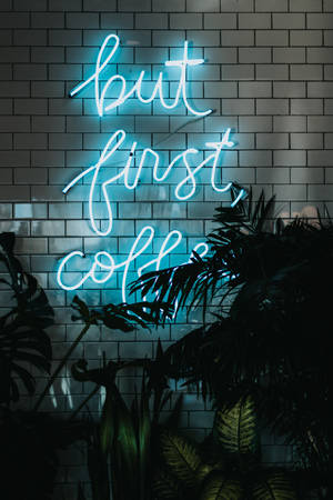 iPhone นีออนสีน้ำเงิน 'But First Coffee' — เสี่ยวหมี่ แท็บเล็ต 8 โปร วอลเปเปอร์