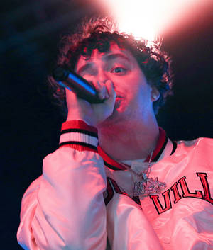 วอลเปเปอร์ Jack Harlow ถือไมโครโฟน — เทคนโน แฟนทอม วี โฟลด์2 วอลเปเปอร์