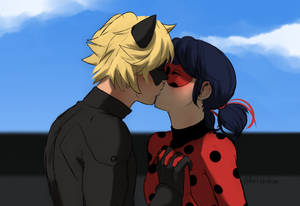 วอลเปเปอร์ Ladybug และ Cat Noir จูบกันใต้ท้องฟ้าสีฟ้า — เต่าทองและแมวสีดำจูบกัน วอลเปเปอร์
