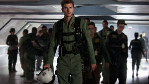 วอลเปเปอร์ Liam Hemsworth ในบท Jake Morrison จากหนังวันประกาศอิสรภาพ — iMac วอลเปเปอร์