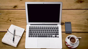 Macbook Air บนโต๊ะไม้ — MacBook Air วอลเปเปอร์