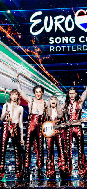 วอลเปเปอร์ Maneskin ยืนบนเวที — iPhone 16 วอลเปเปอร์