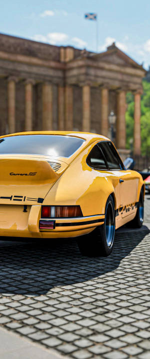 Porsche 911 สีเหลืองจอดนอกอาคาร — Sony Xperia วอลเปเปอร์