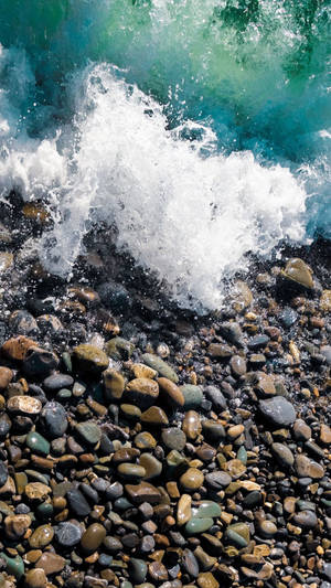 Realme 7 Pro คลื่นและชายหาดหิน — คลื่นทะเล วอลเปเปอร์
