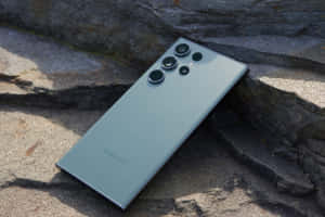 Samsung S23 Ultra บนพื้นผิวหิน — Samsung galaxy s22 วอลเปเปอร์