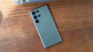 Samsung S23 Ultra หลังสีเขียว ชุดกล้องบนพื้นไม้ — ซัมซุง กาแล็กซี่ วอลเปเปอร์