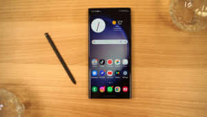 Samsung S23 Ultra พร้อม S Pen บนโต๊ะ — Samsung galaxy s22 วอลเปเปอร์