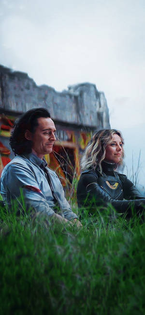 วอลเปเปอร์ Shy Sylvie And Loki — iPhone 15 วอลเปเปอร์