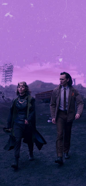 วอลเปเปอร์ Sylvie และ Loki ท้องฟ้าสีม่วงสวย — iPhone 15 Plus วอลเปเปอร์