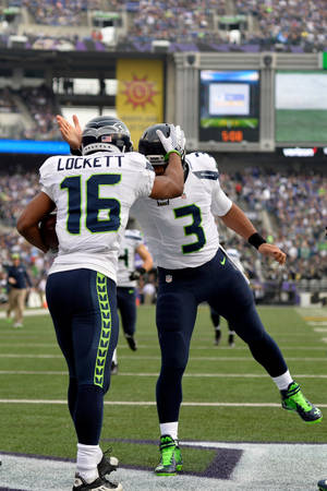Tyler Lockett Russell Wilson นักฟุตบอล Seattle Seahawks — เสี่ยวหมี่ แท็บเล็ต 8 วอลเปเปอร์