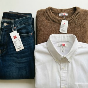 จัดวางแบนของเสื้อผ้า Uniqlo พร้อมป้าย — Galaxy Watch วอลเปเปอร์