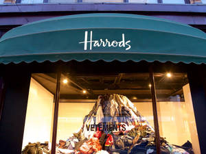 วอลเปเปอร์ Vetements ที่ Harrods — 4:3 วอลเปเปอร์
