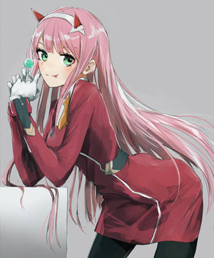 Zero Two leaning and eating lollipop wallpaper. — มอโตโรลา เรเซอร์ 70 อัลตรา วอลเปเปอร์