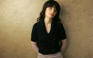 Zooey Deschanel บนพื้นหลังสีทองสวยงาม — ทอง วอลเปเปอร์