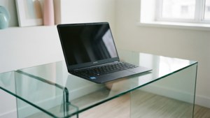 ฉากมินิมอลสะอาดตา พร้อม Chromebook บนโต๊ะกระจก