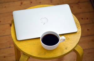 กาแฟและ Macbook Air — MacBook Air วอลเปเปอร์