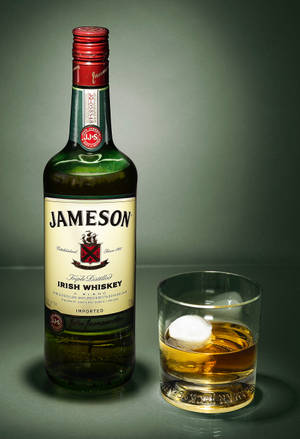 ขวดวิสกี้ Jameson และแก้ว — IQOO Pad5c วอลเปเปอร์