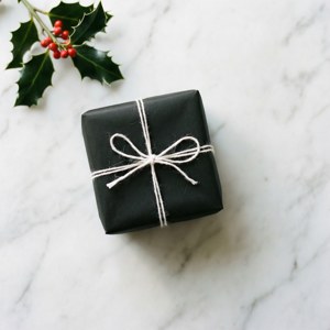 ของขวัญขาวดำเรียบง่ายพร้อมใบฮอลลี่บนพื้นผิวหินอ่อน — ของขวัญคริสต์มาส วอลเปเปอร์