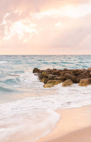คลื่นฟองบนชายหาดยามเช้า — Redmi Pad 2 9.7 วอลเปเปอร์