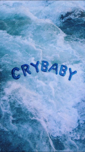 วอลเปเปอร์สวยงามสีฟ้าคูล พร้อมตัวอักษรบอลลูนขนาดใหญ่ที่เขียนว่า 'Crybaby' ลอยอยู่บนมหาสมุทรหรือทะเลสีฟ้า