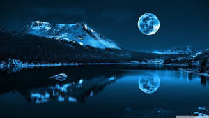 วอลเปเปอร์สุนทรียะสีฟ้าของทะเลสาบในคืนพระจันทร์เต็มดวง