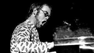 วอลเปเปรคอนเสิร์ตคลาสสิก Elton John ขาวดำ — Studio Display วอลเปเปอร์