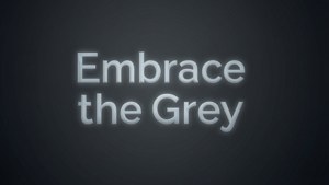 คำคมสร้างแรงบันดาลใจ 'Embrace the Grey' บนพื้นหลังไล่สีเทาเข้ม