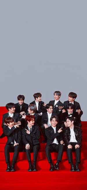 วอลเปเปอร์สมบัติบนพรมแดง — iPhone 12 Pro วอลเปเปอร์