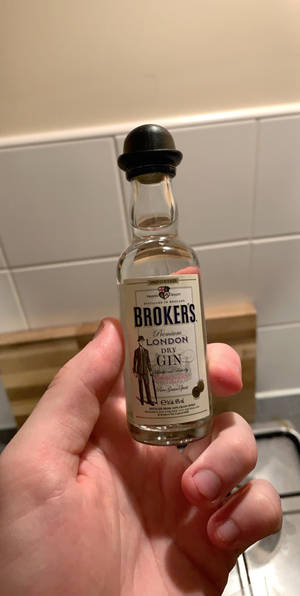 คำอธิบายภาพ: ขวดจิ๋ว Brokers Gin — 18:9 วอลเปเปอร์