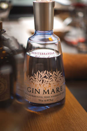 คำอธิบายภาพ: ความสง่างามในขวด - ภาพระยะใกล้ของ Gin Mare — เสี่ยวหมี่ แท็บเล็ต 7 อัลตรา วอลเปเปอร์