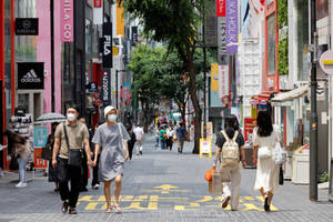 คำอธิบายภาพ: ผู้คนสวมหน้ากากอนามัยในฝูงชน — 3:2 วอลเปเปอร์