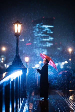 วอลเปเปอร์หน้าจอล็อคฝนตกตอนกลางคืนกับผู้หญิงในชุดเดรสยาวสีดำ