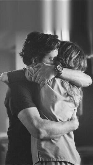 คู่รักน่ารักกอดกันขาวดำ