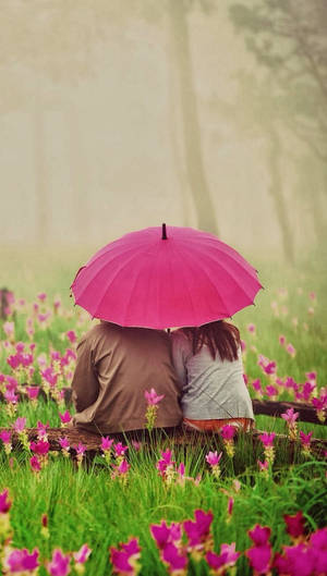 คู่รักน่ารักกับร่มในสวนดอกไม้