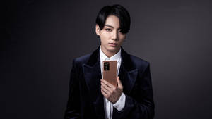 จองกุก BTS โมเดลถ่ายรูปสวยกับโทรศัพท์ — Bts สุนทรียศาสตร์ วอลเปเปอร์