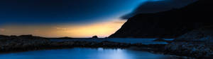ทิวทัศน์อุลตราไวด์มีภูเขาดำและน้ำสีฟ้าใส — 2560x1440 วอลเปเปอร์