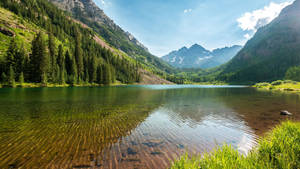 วอลเปเปอร์น้ำใสในทะเลสาบ Maroon Bells ของเทือกเขาเอลก