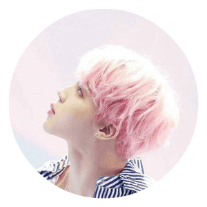 ชายผมสีชมพูเงยหน้ามองขึ้น