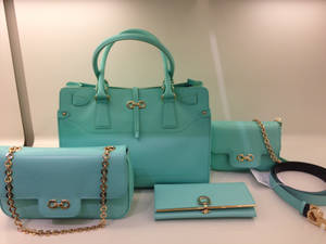 วอลเปเปอร์ชุดกระเป๋าสีเทอร์ควอยซ์ Salvatore Ferragamo — 4:3 วอลเปเปอร์