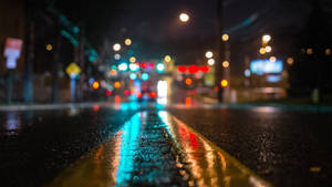 วอลเปเปอร์ถนนเปียกยามค่ำคืนที่พร่ามัว — 2560x1440 วอลเปเปอร์