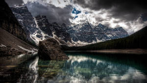 วอลเปเปอร์ทะเลสาบมอร์เรนสุดมืด — 2560x1440 วอลเปเปอร์