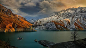 วอลเปเปอร์ภูเขาหินสีส้มและขาวในอัลบอร์ซ อิหร่าน — 1366x768 วอลเปเปอร์