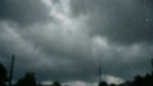 ท้องฟ้าสีเทาพร้อมฝนที่ตกลงมา บรรยากาศหืดหหมและเศร้าหมอง